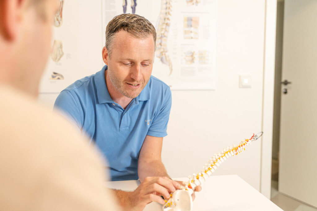 Orthopäde Christoph Spoo aus Gettorf im Behaldungszimmer