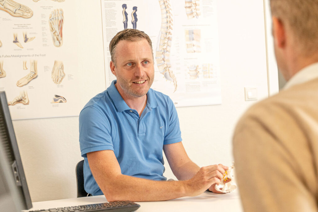 Orthopäde Christoph Spoo aus Gettorf im Behaldungszimmer